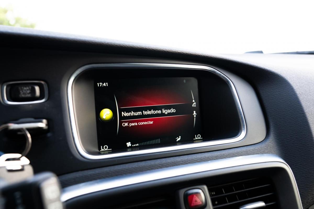 volvo-v40-cross-country-2016-diesel-1969cc