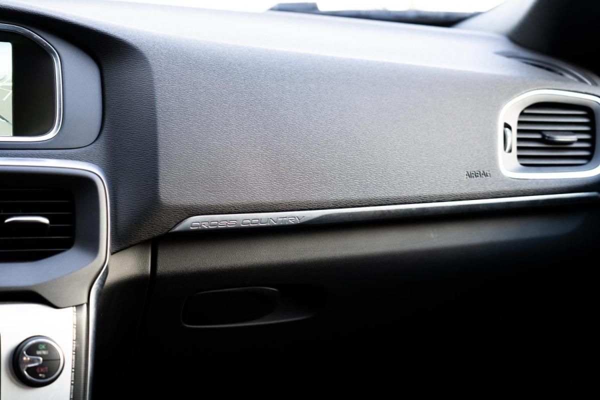 volvo-v40-cross-country-2016-diesel-1969cc