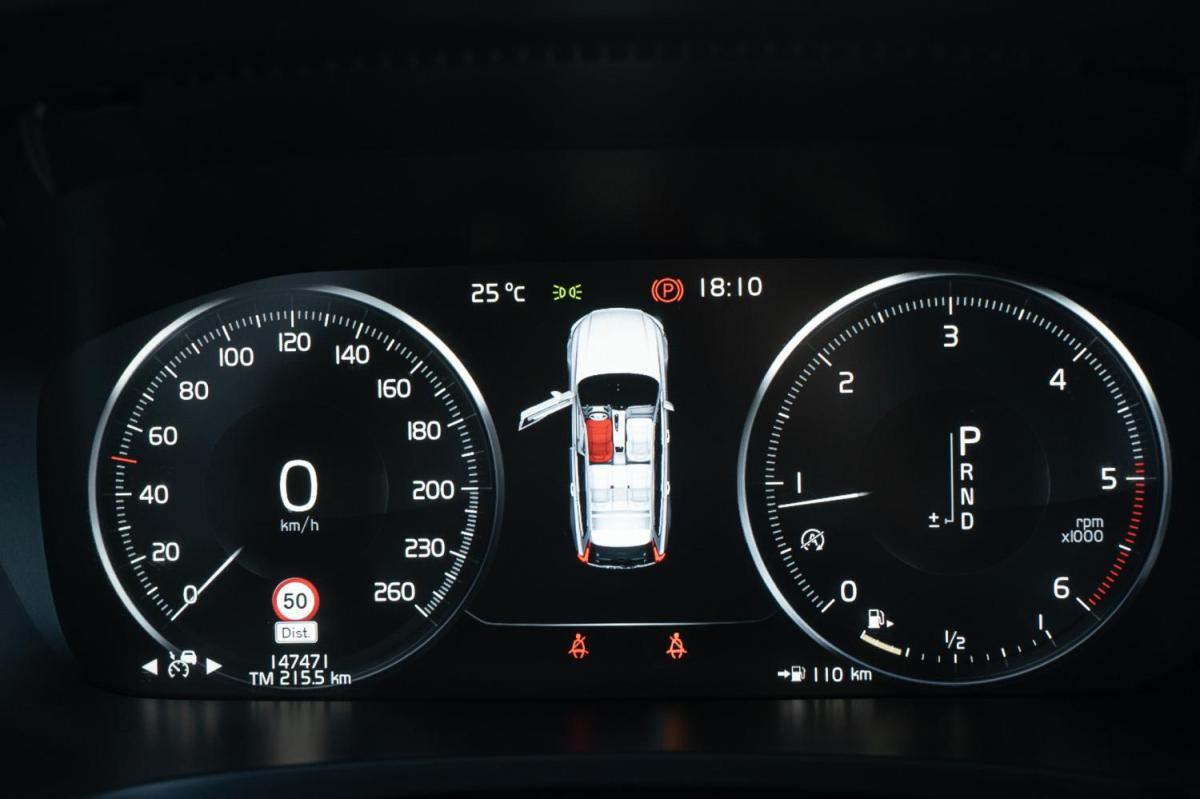 volvo-v40-cross-country-2018-diesel-1969cc