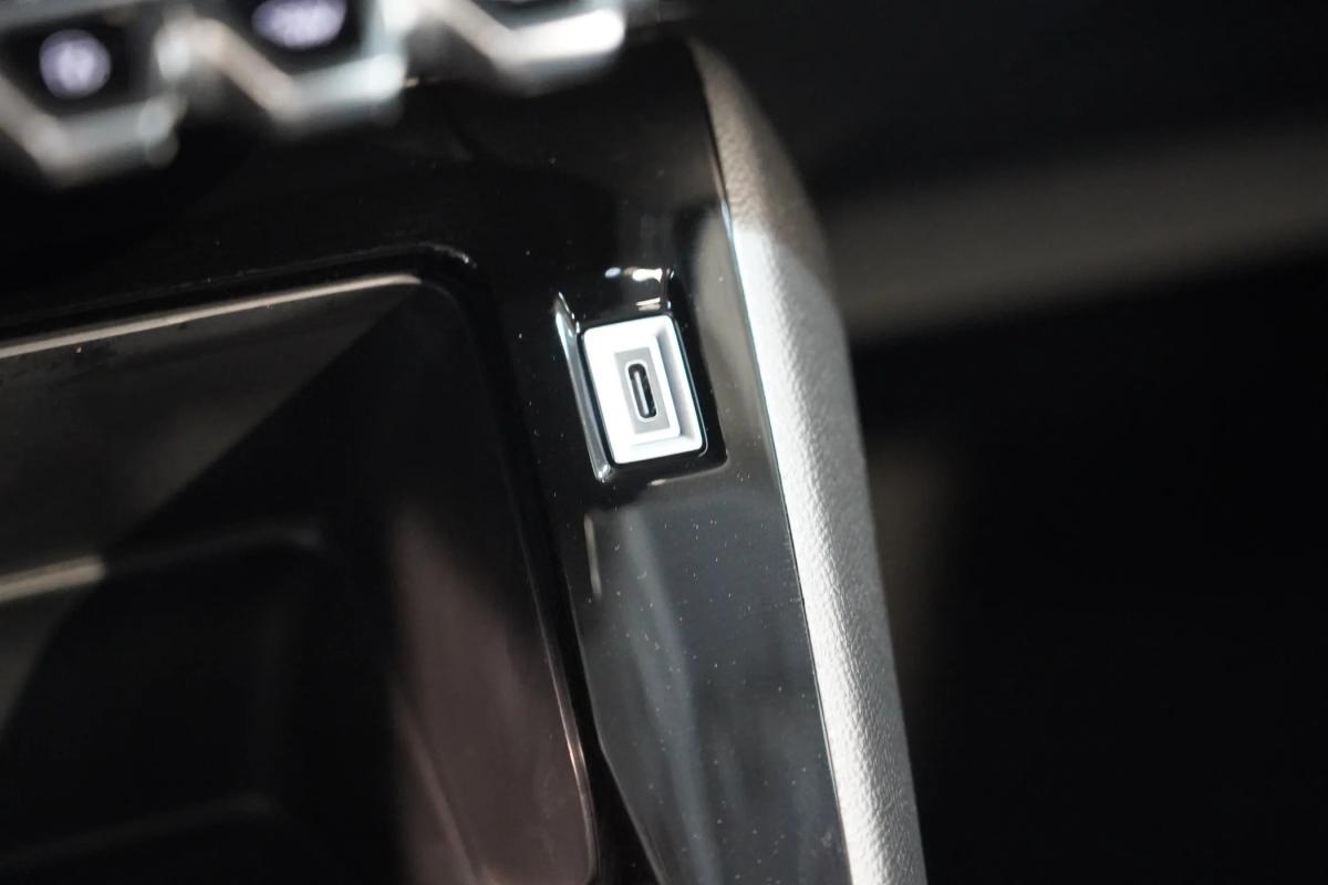 peugeot-208-2025-hibrido-a-gasolina-1199cc