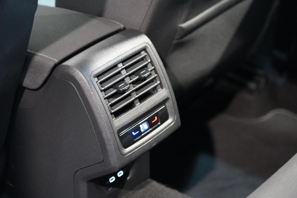 volkswagen-golf-variant-2022-diesel-1968cc
