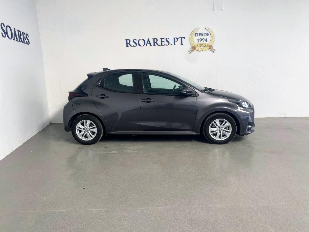 toyota-yaris-2022-hibrido-a-gasolina-1490cc