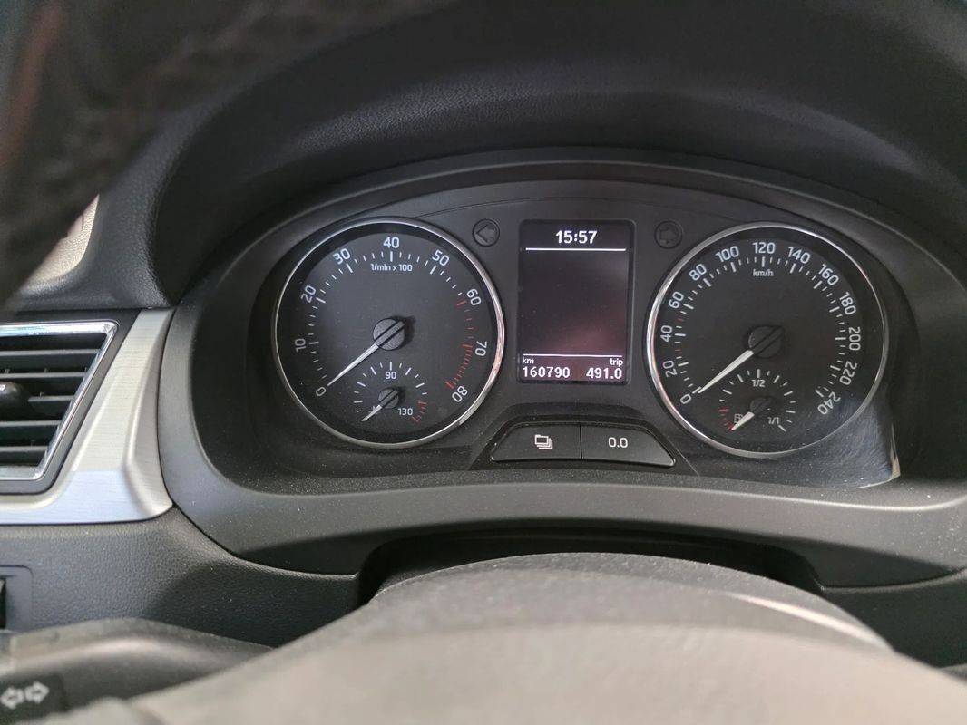 skoda-rapid-2014-gasolina-1197cc