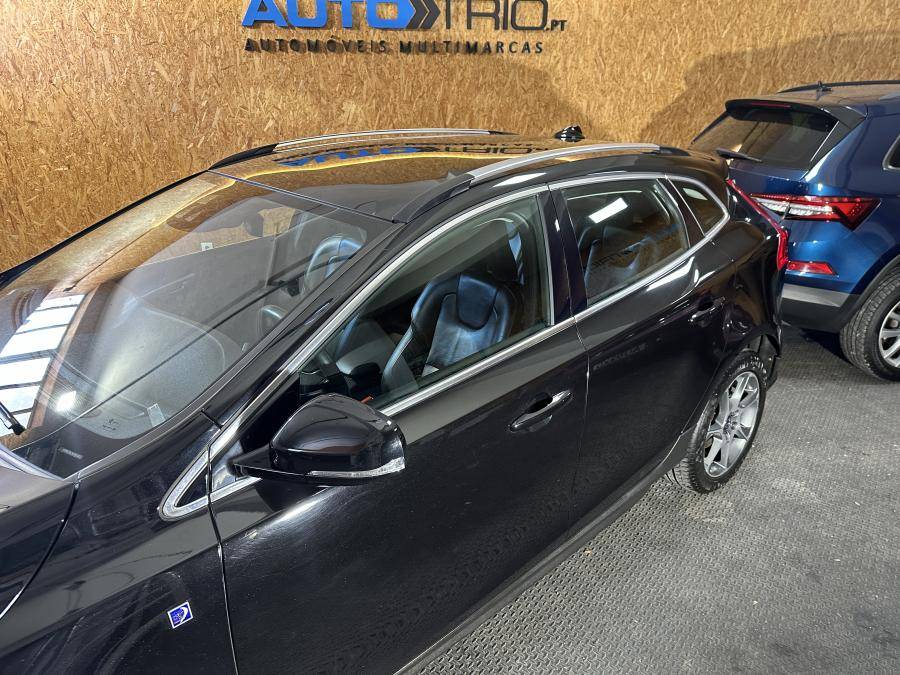volvo-v40-cross-country-2016-diesel-1969cc