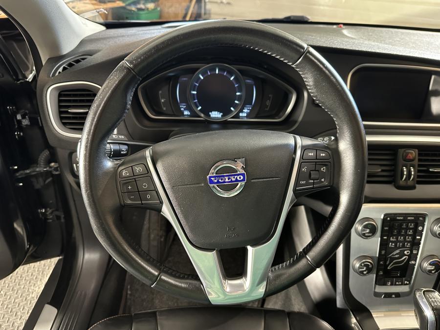volvo-v40-cross-country-2016-diesel-1969cc