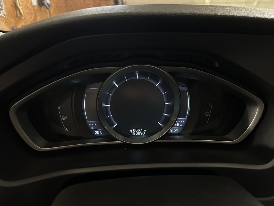 volvo-v40-cross-country-2016-diesel-1969cc