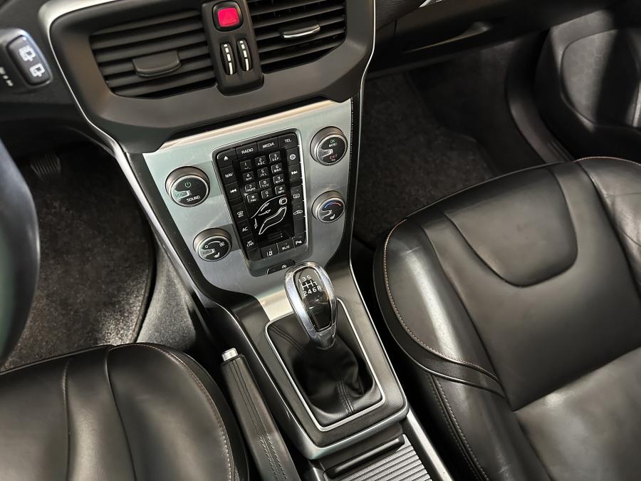 volvo-v40-cross-country-2016-diesel-1969cc