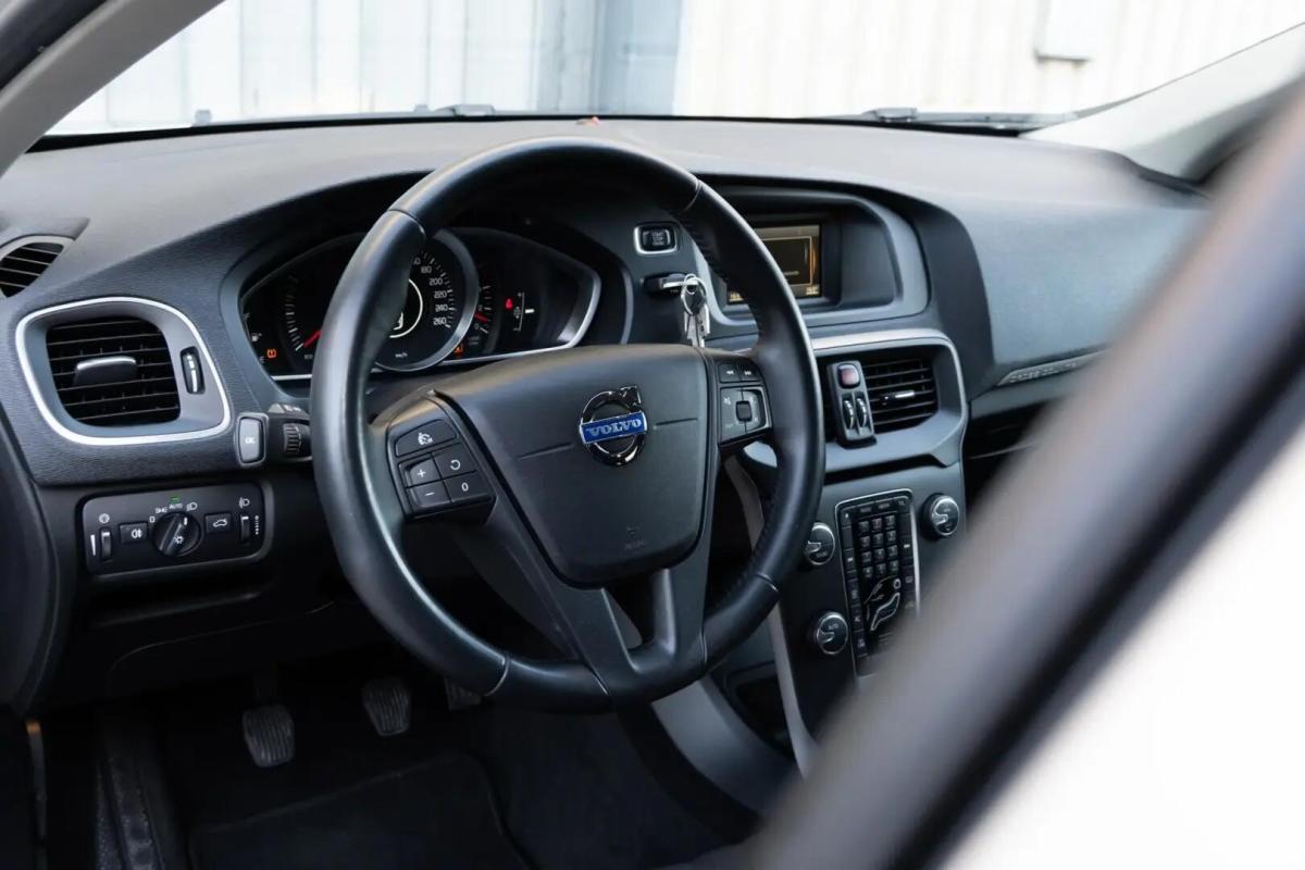 volvo-v40-cross-country-2014-diesel-1560cc