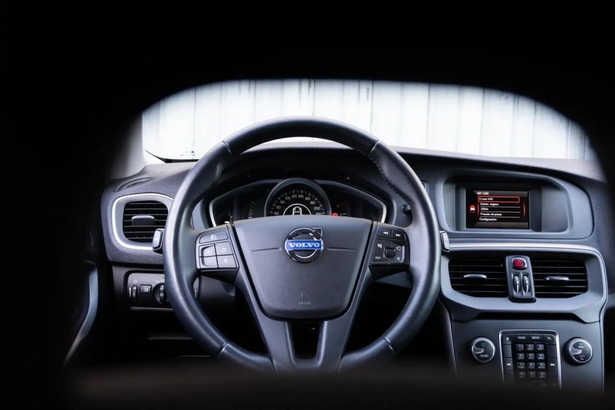 volvo-v40-cross-country-2014-diesel-1560cc