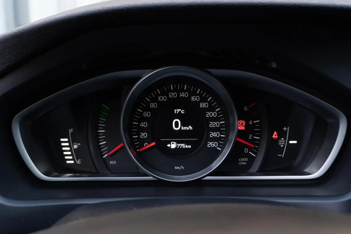 volvo-v40-cross-country-2014-diesel-1560cc