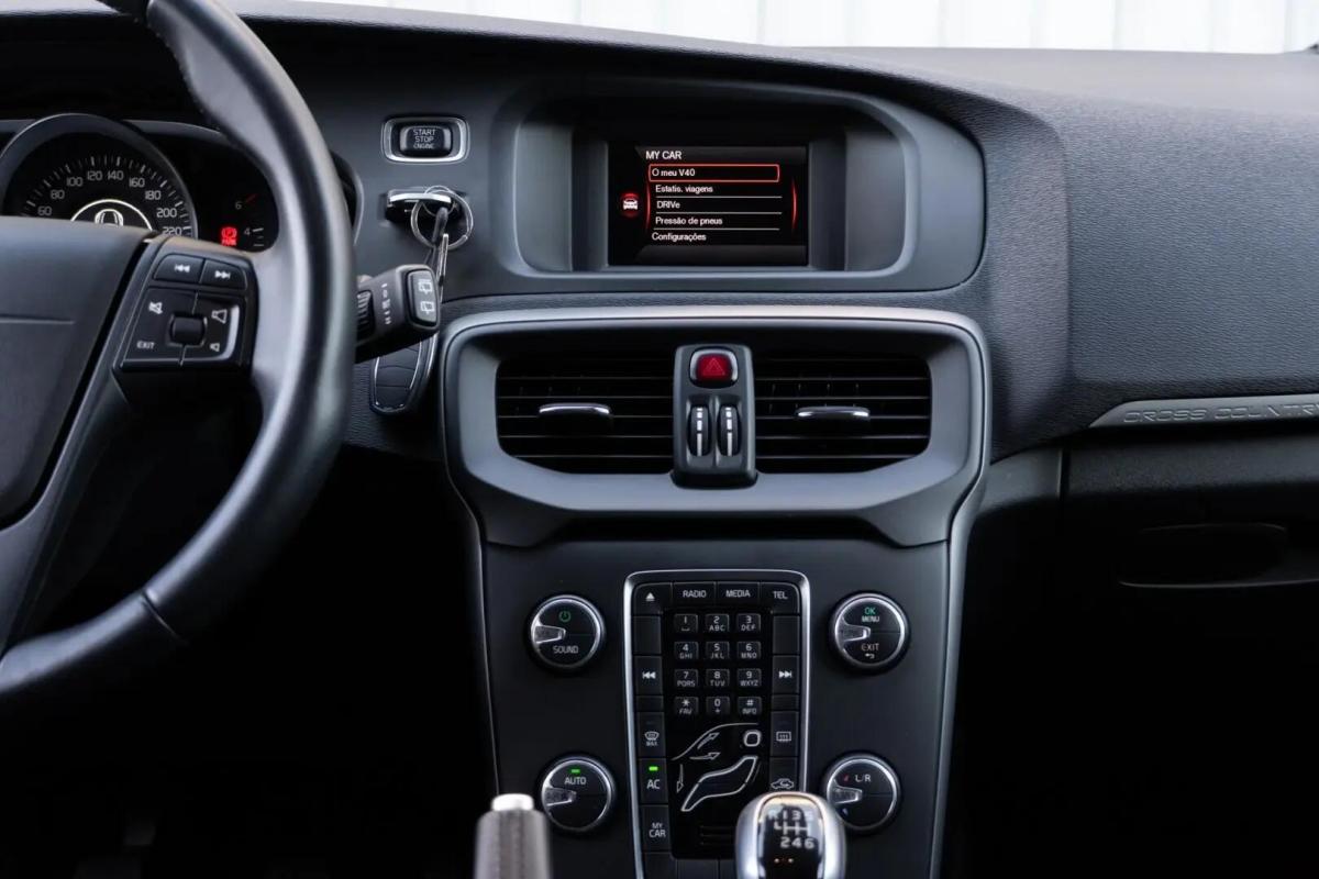 volvo-v40-cross-country-2014-diesel-1560cc