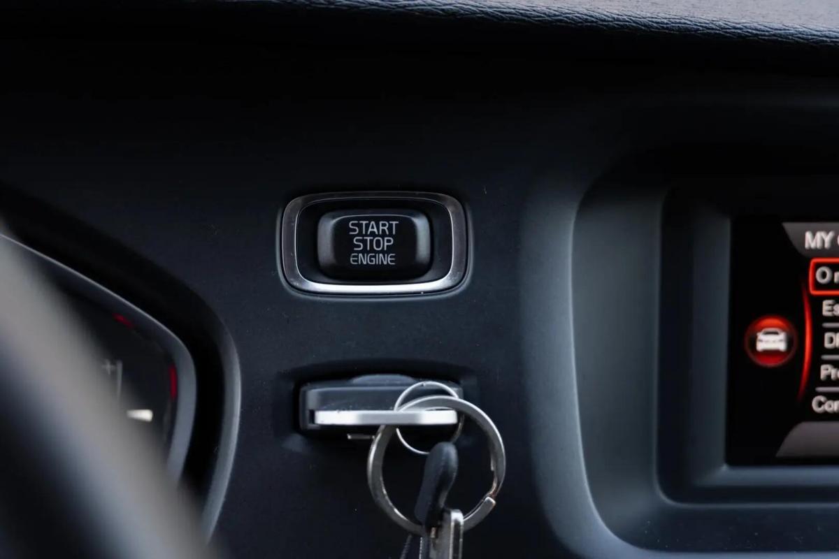 volvo-v40-cross-country-2014-diesel-1560cc