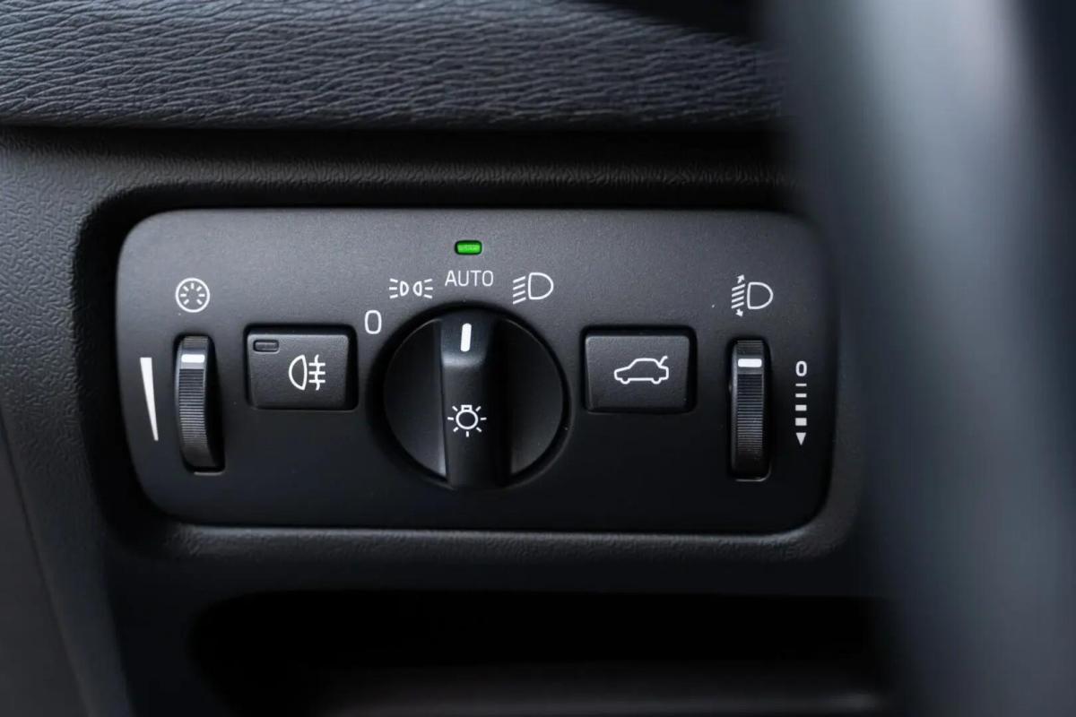 volvo-v40-cross-country-2014-diesel-1560cc
