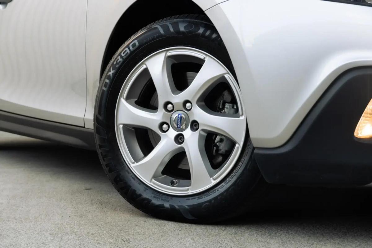 volvo-v40-cross-country-2014-diesel-1560cc