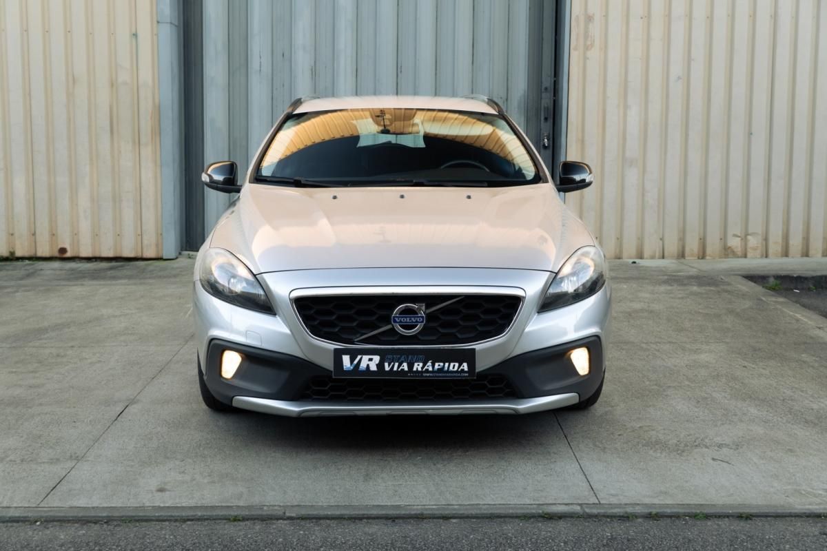 volvo-v40-cross-country-2014-diesel-1560cc