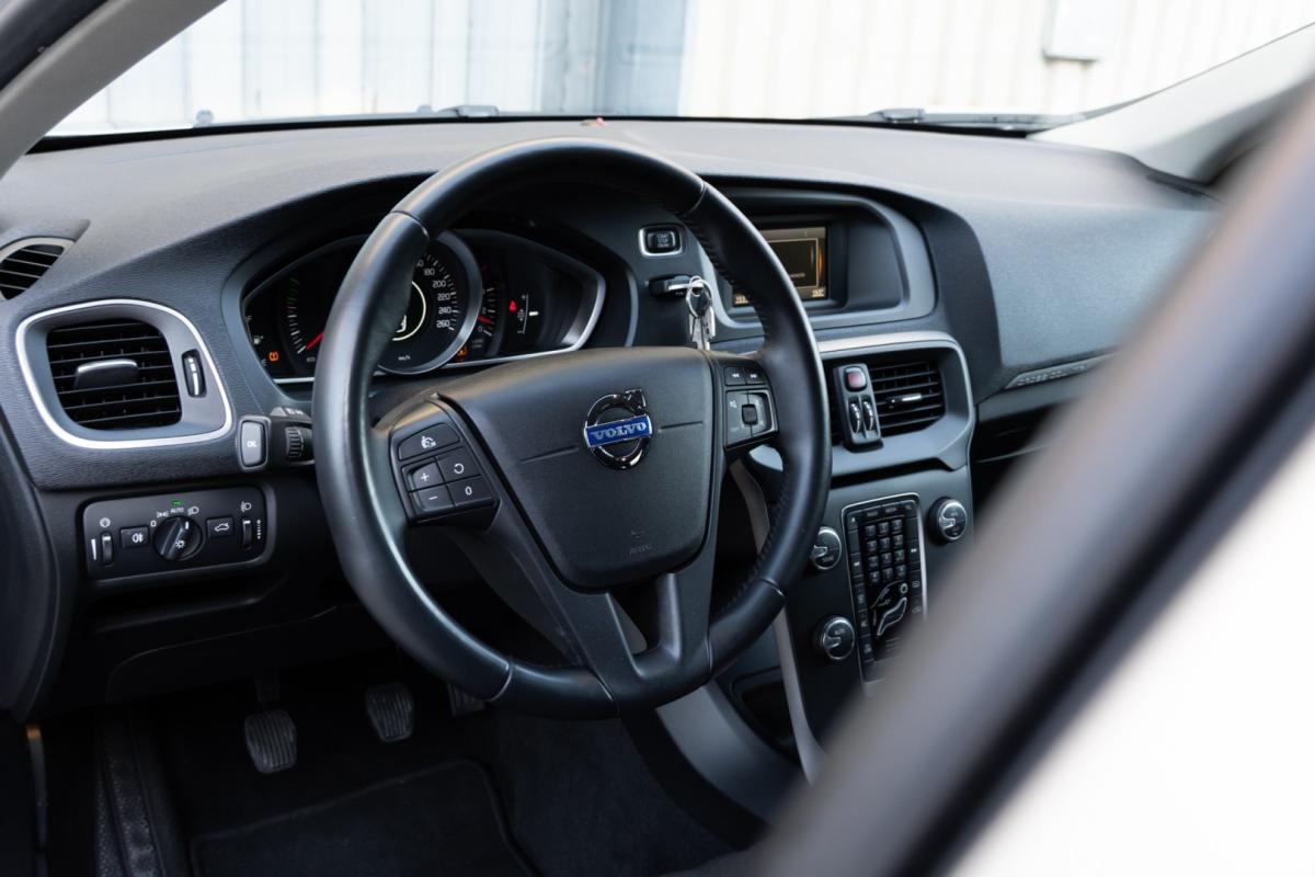 volvo-v40-cross-country-2014-diesel-1560cc