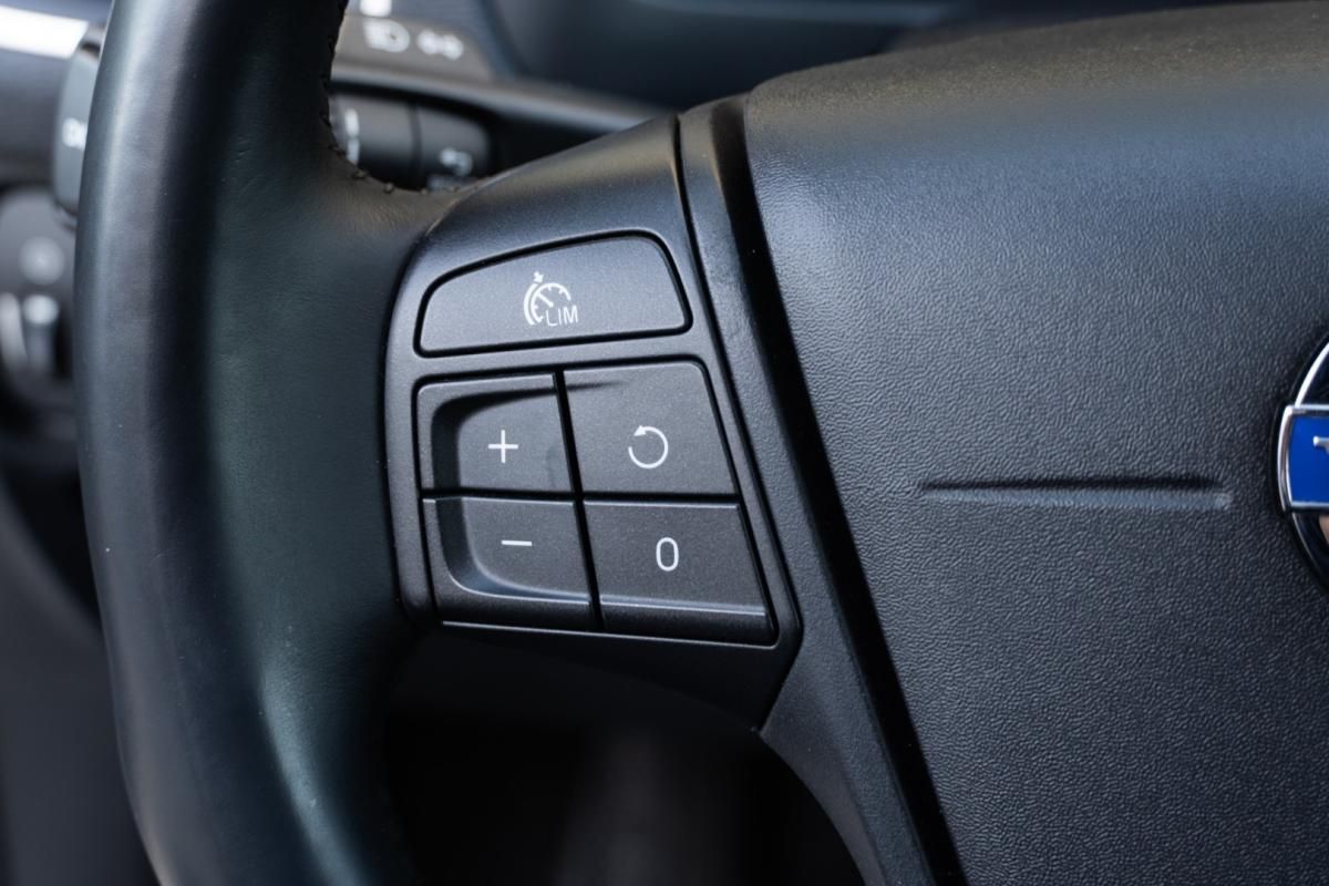 volvo-v40-cross-country-2014-diesel-1560cc