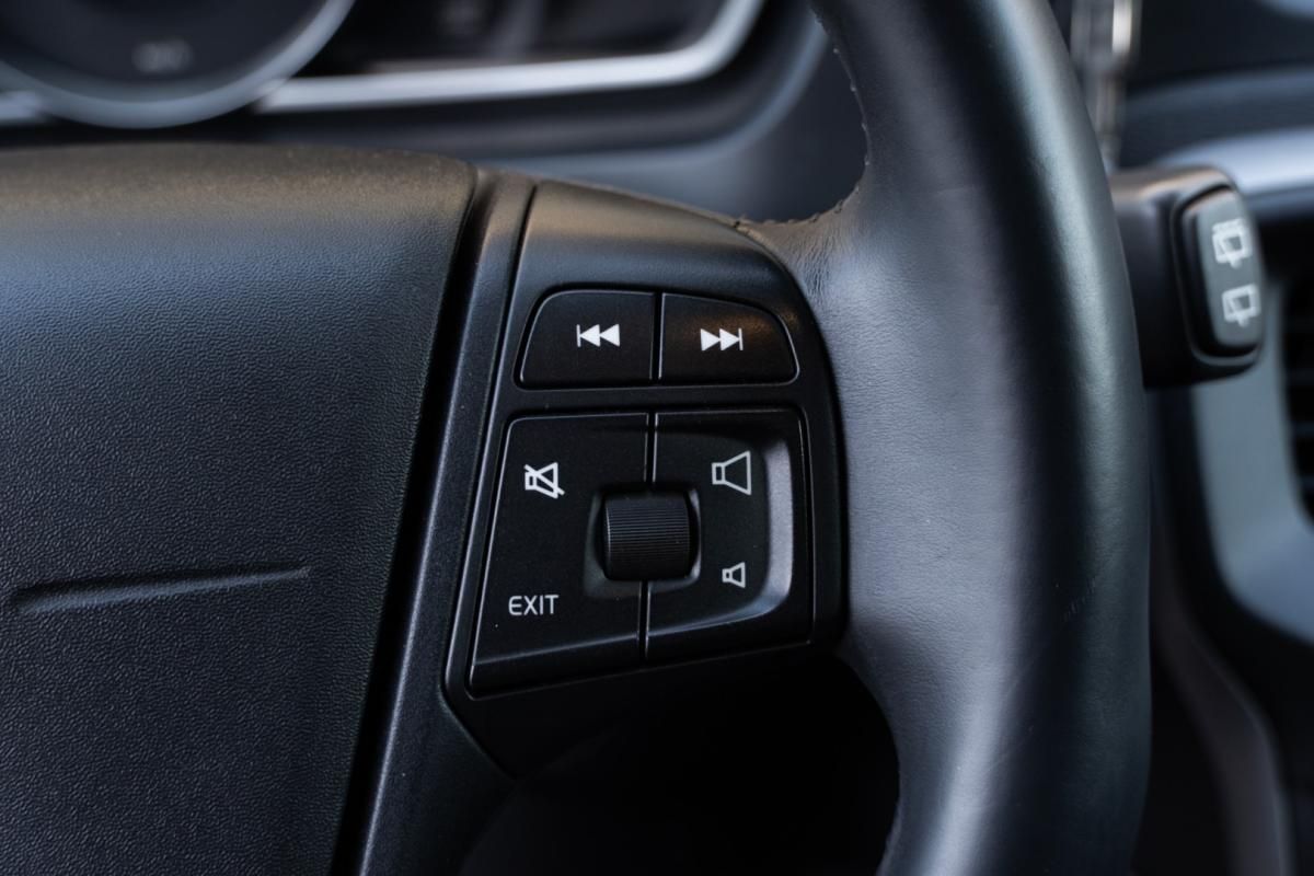 volvo-v40-cross-country-2014-diesel-1560cc