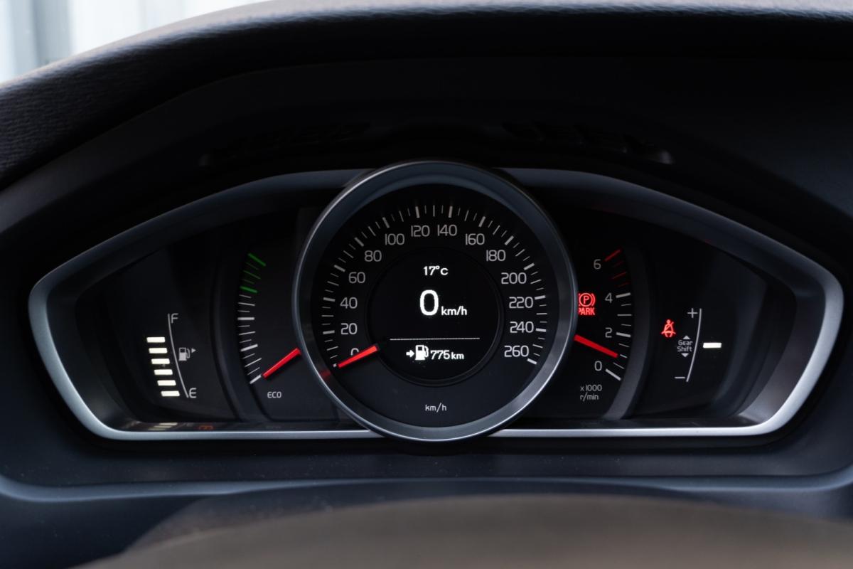 volvo-v40-cross-country-2014-diesel-1560cc