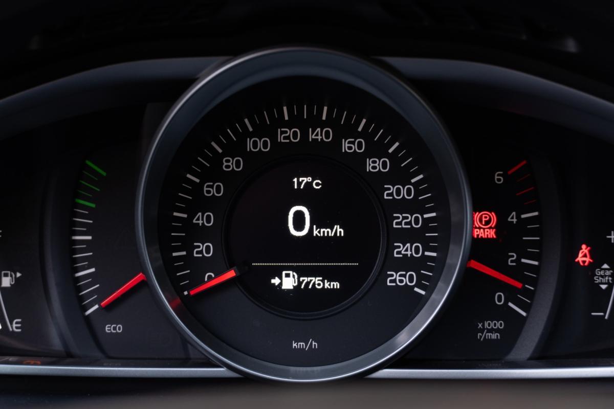 volvo-v40-cross-country-2014-diesel-1560cc