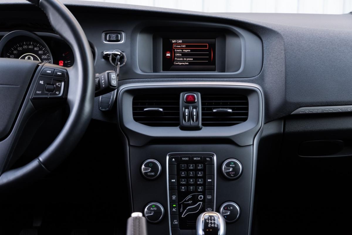 volvo-v40-cross-country-2014-diesel-1560cc