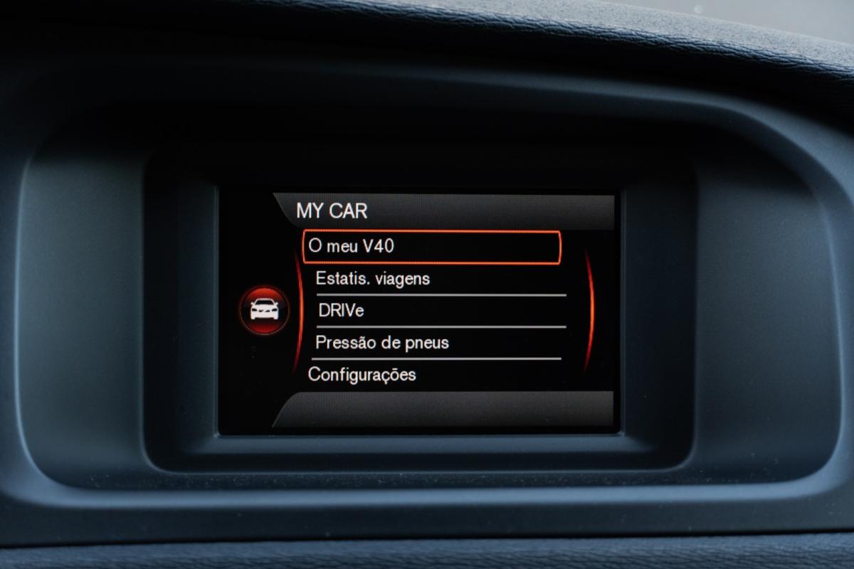 volvo-v40-cross-country-2014-diesel-1560cc