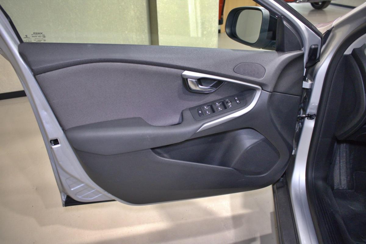 volvo-v40-cross-country-2016-diesel-1969cc