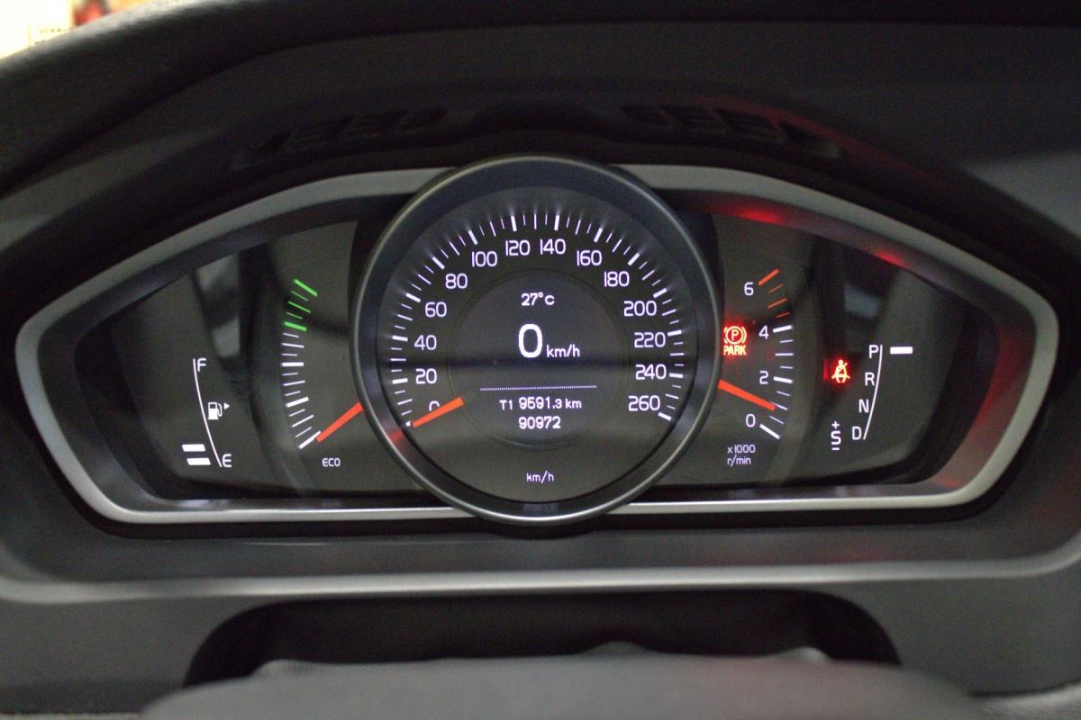 volvo-v40-cross-country-2016-diesel-1969cc
