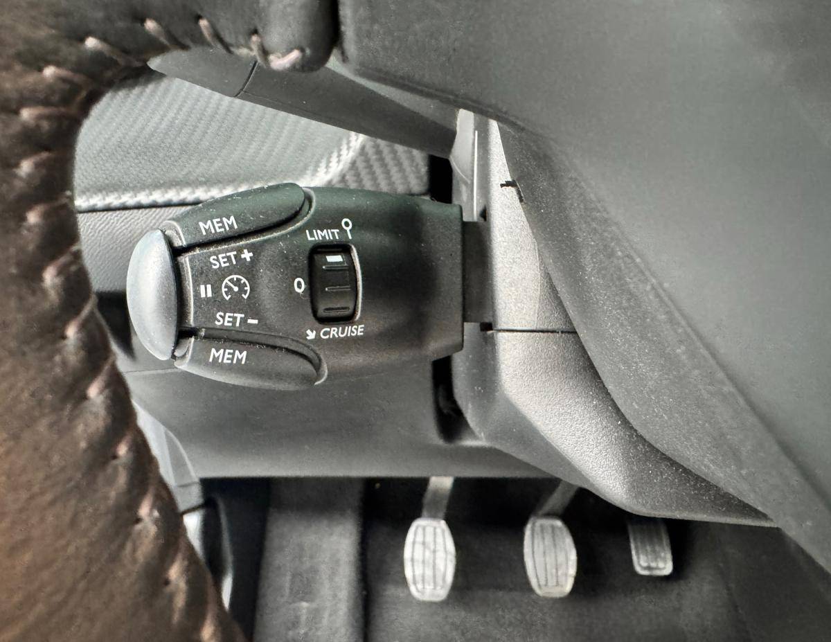 peugeot-208-2022-gasolina-1199cc