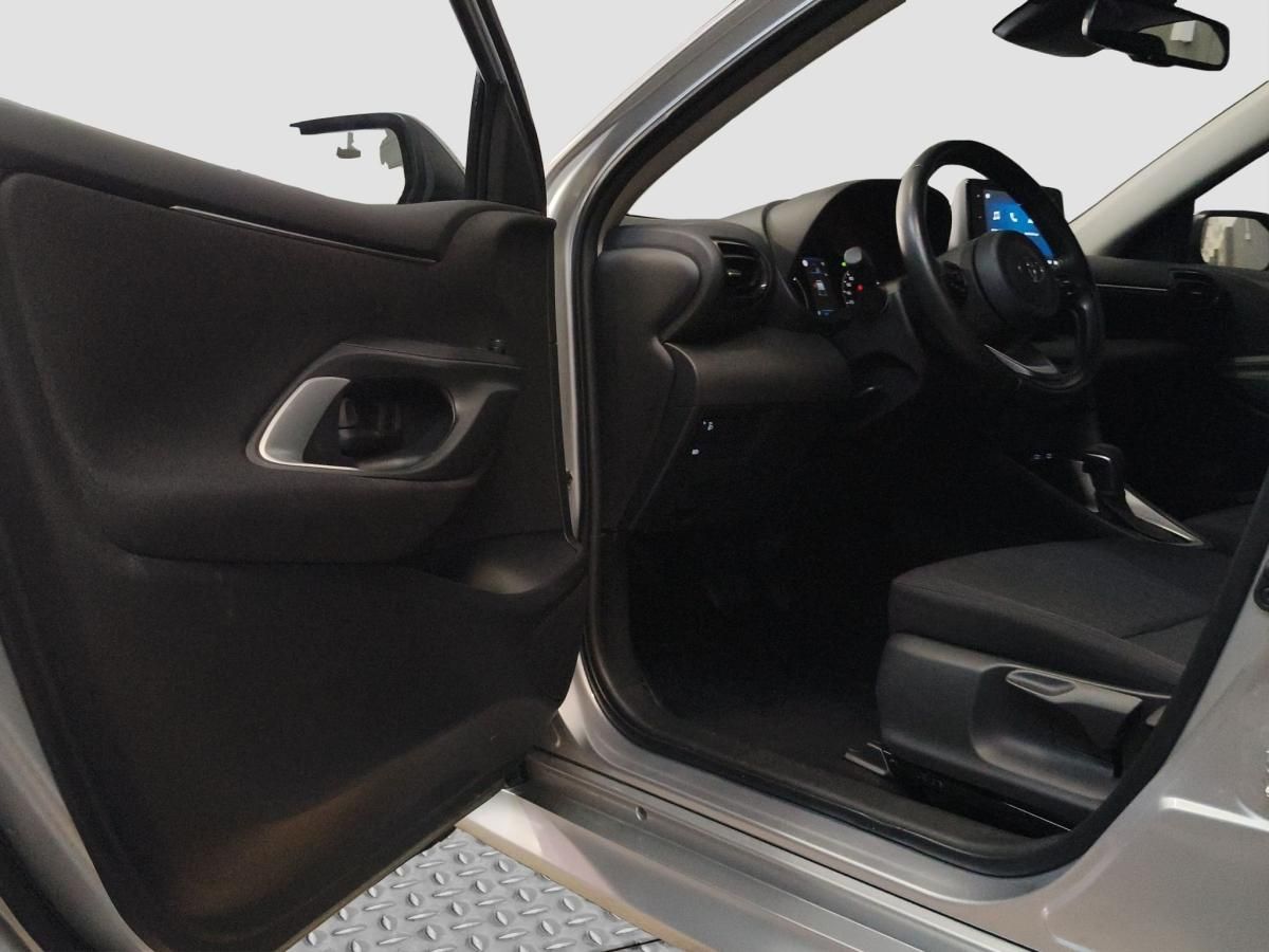 toyota-yaris-2024-hibrido-a-gasolina-1490cc