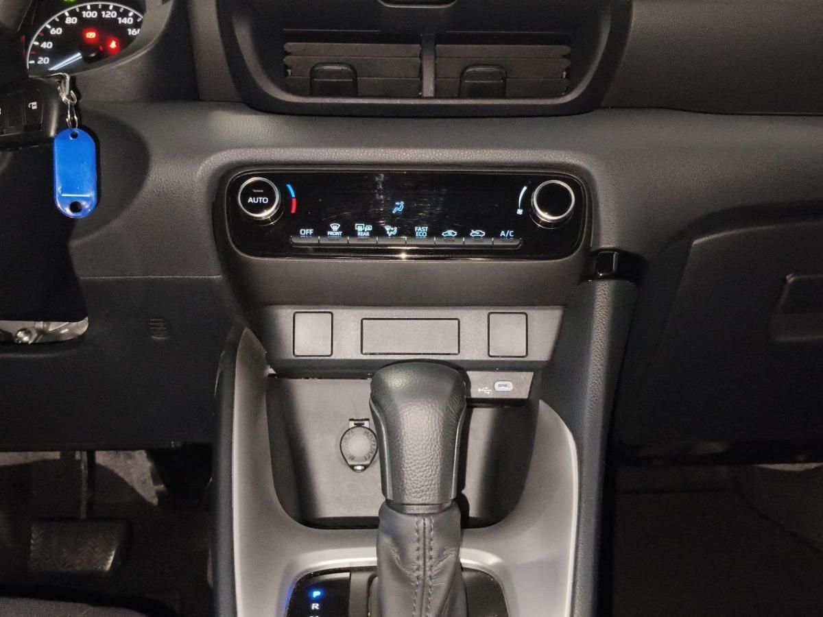 toyota-yaris-2024-hibrido-a-gasolina-1490cc