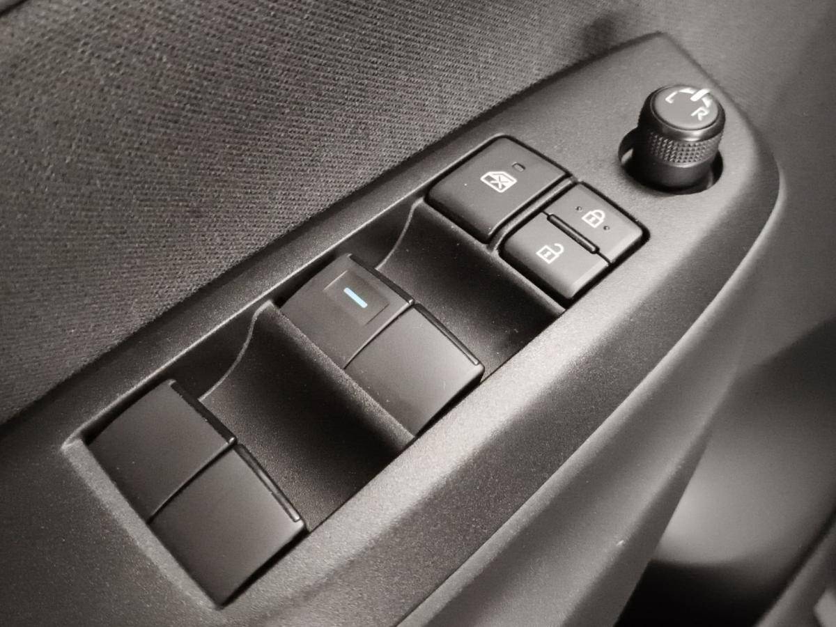 toyota-yaris-2024-hibrido-a-gasolina-1490cc