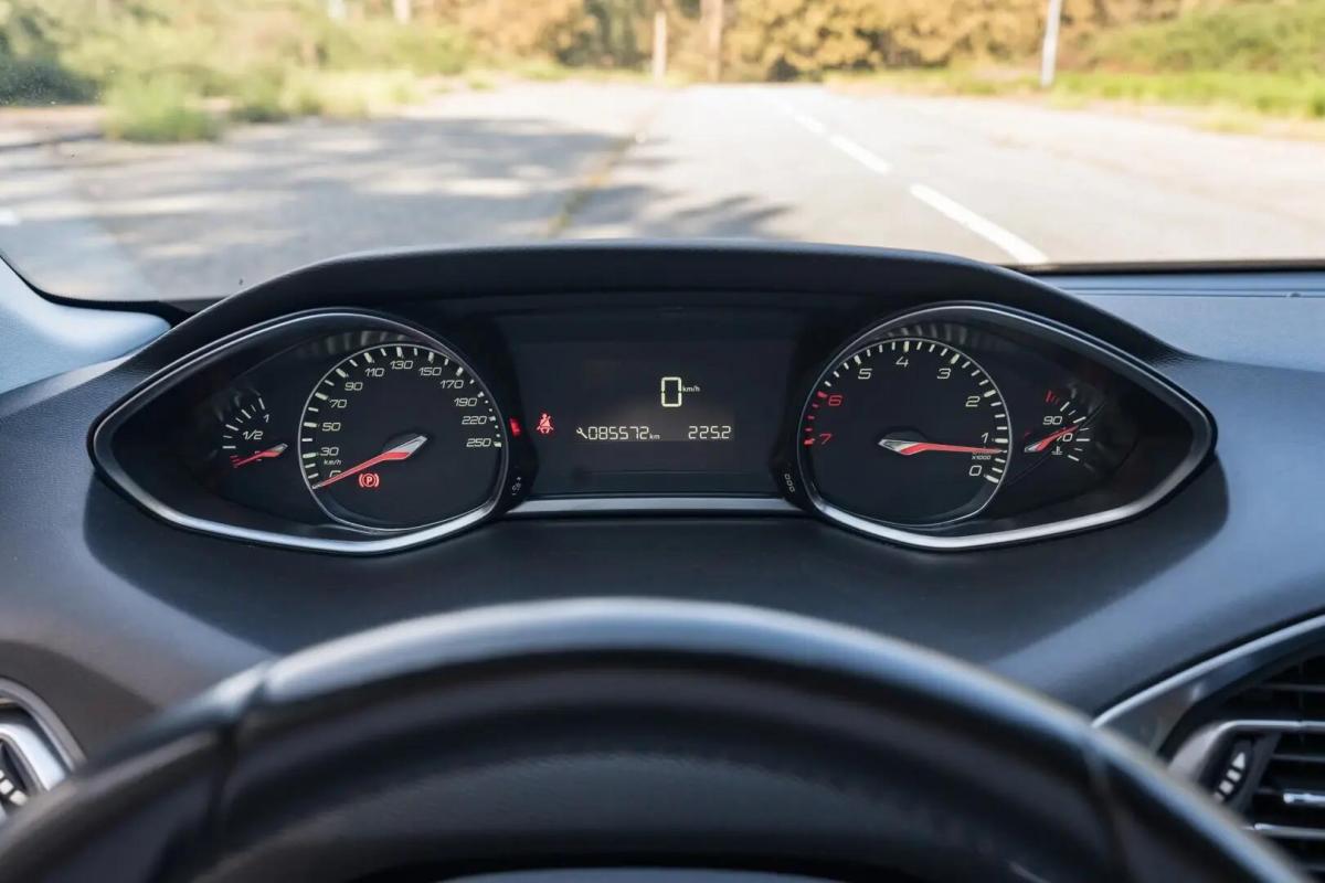 peugeot-308-2016-gasolina-1199cc
