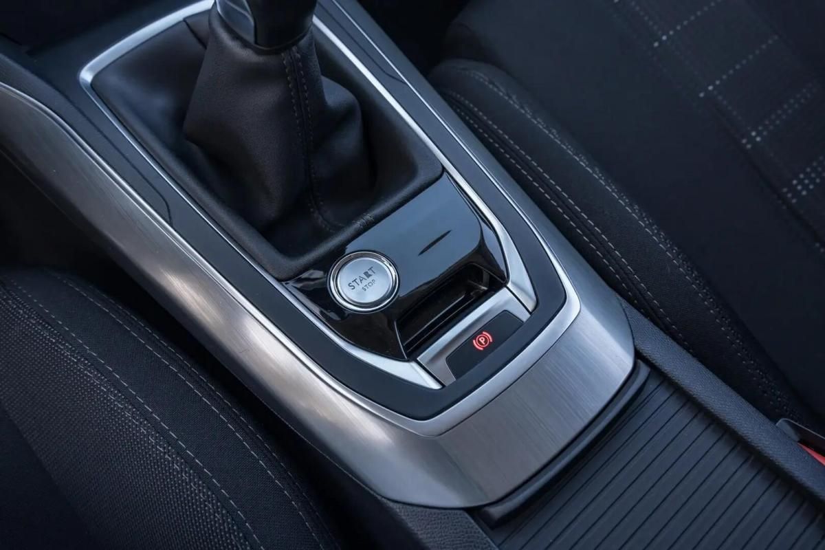 peugeot-308-2016-gasolina-1199cc