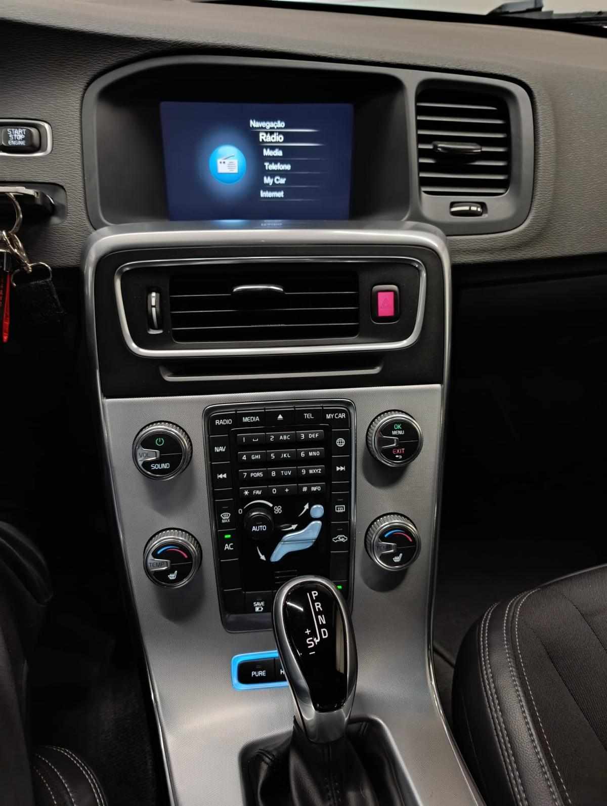 volvo-v60-2018-diesel-2400cc