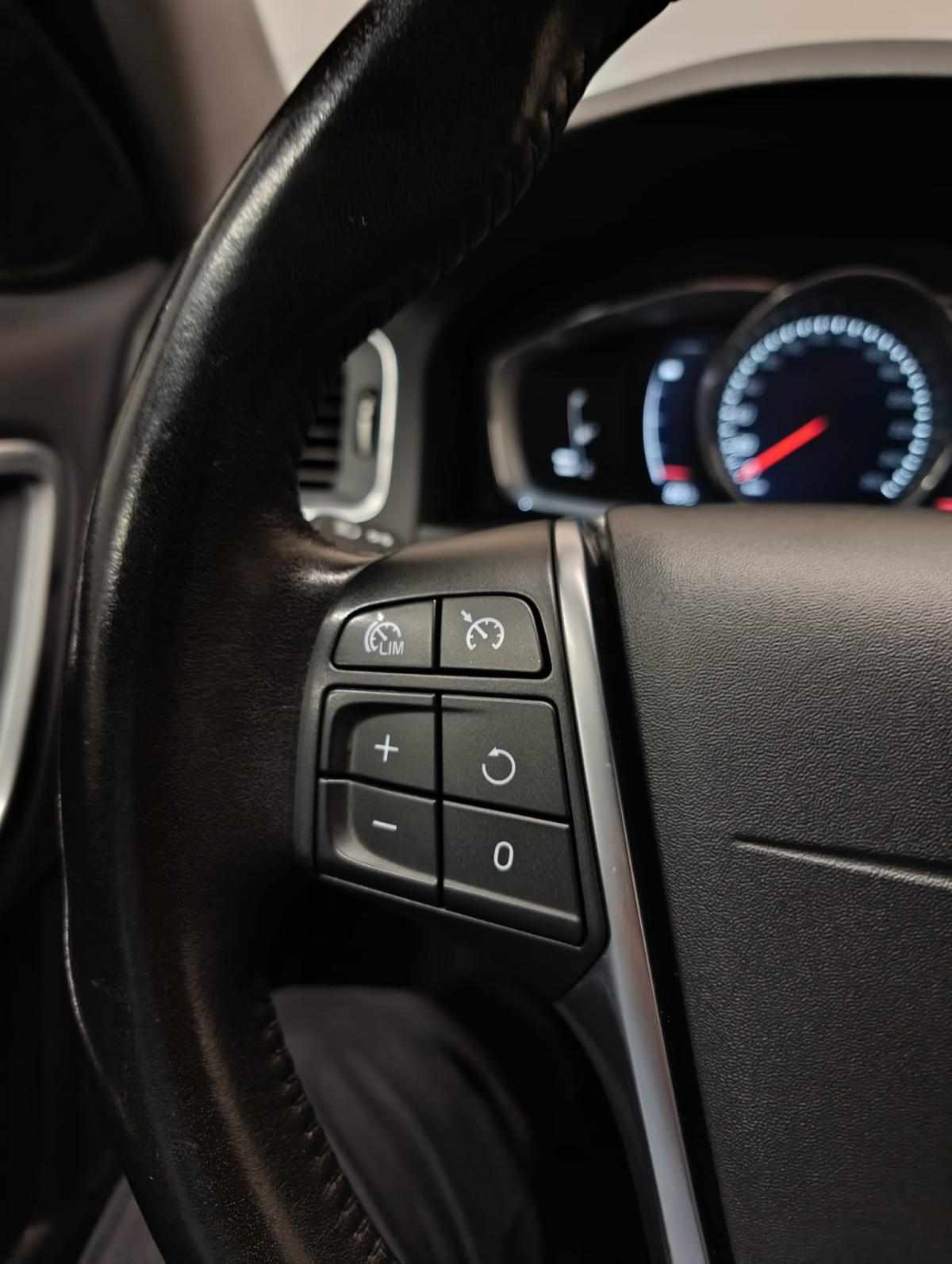 volvo-v60-2018-diesel-2400cc