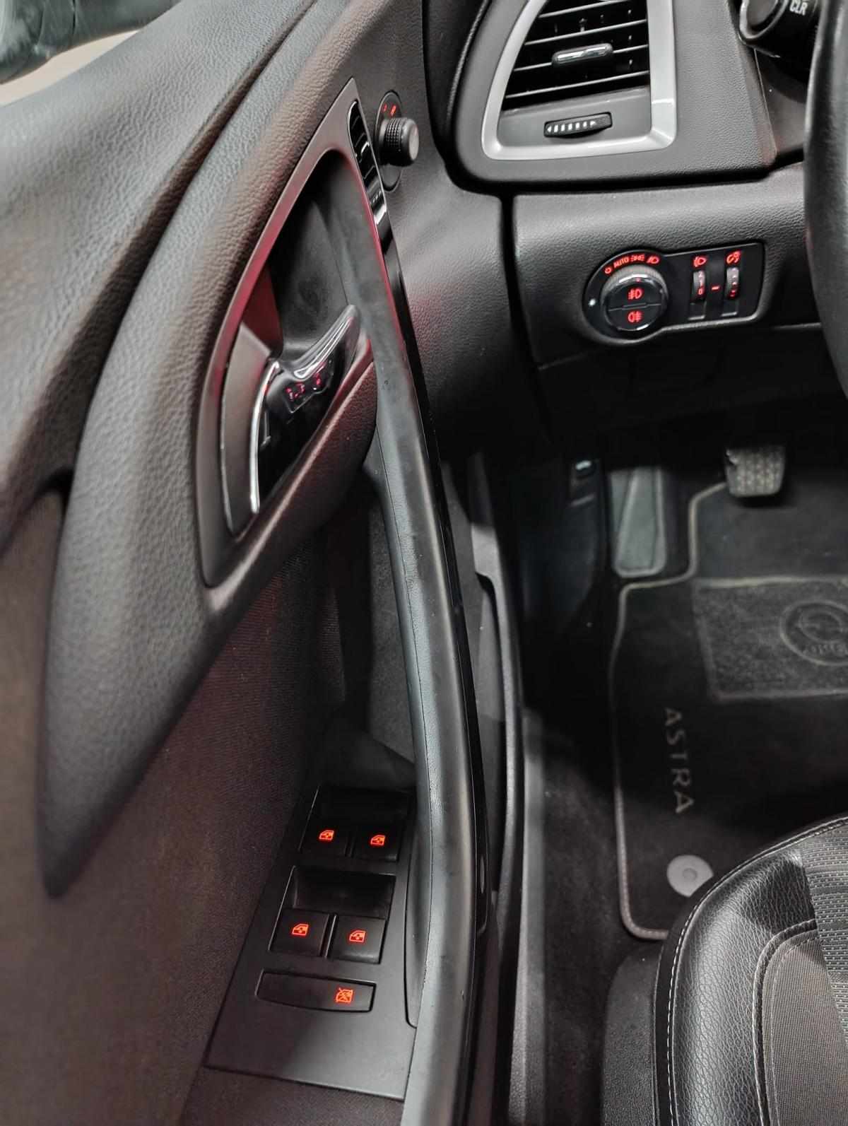 opel-astra-sport-tourer-2014-diesel-1598cc