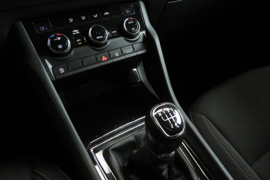 skoda-karoq-2023-gasolina-999cc