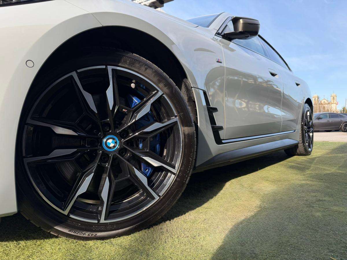 bmw-i4-2022-eletrico-500cc