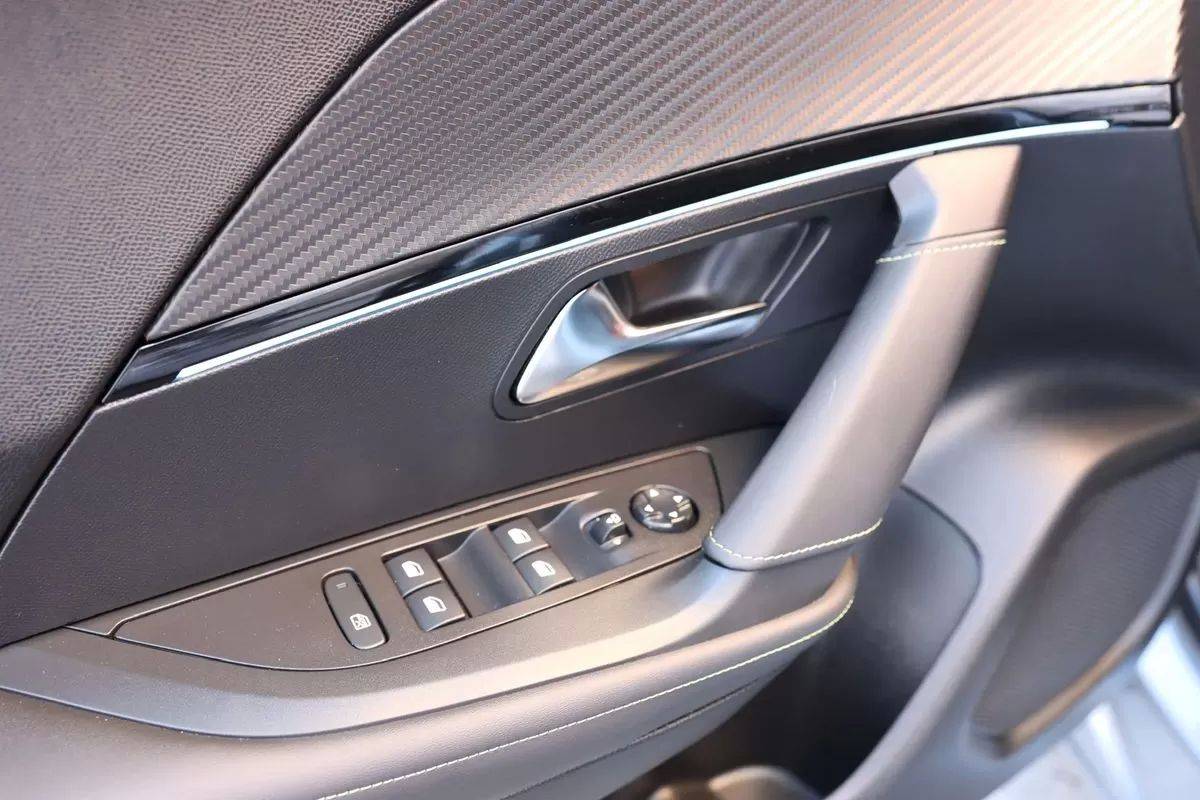 peugeot-2008-2023-gasolina-1199cc