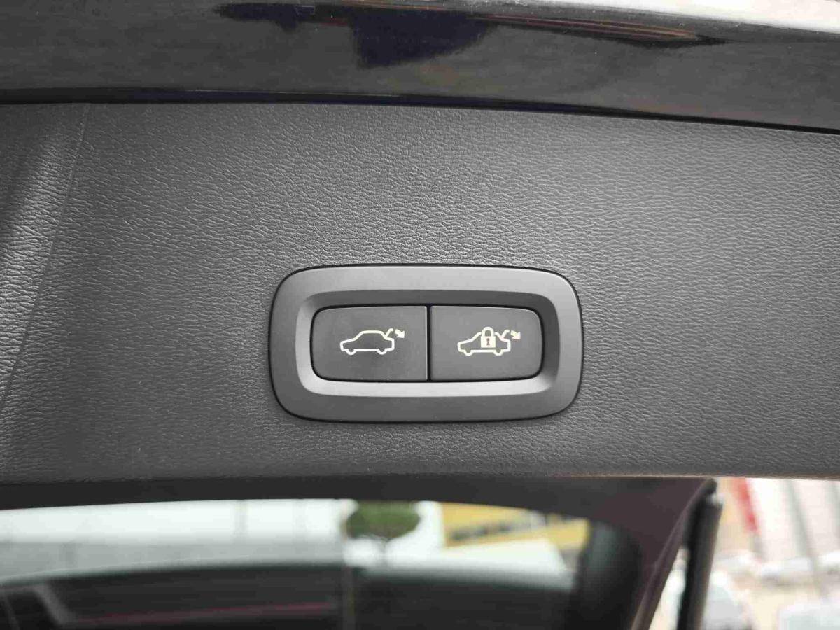 volvo-xc40-2025-gasolina-1969cc