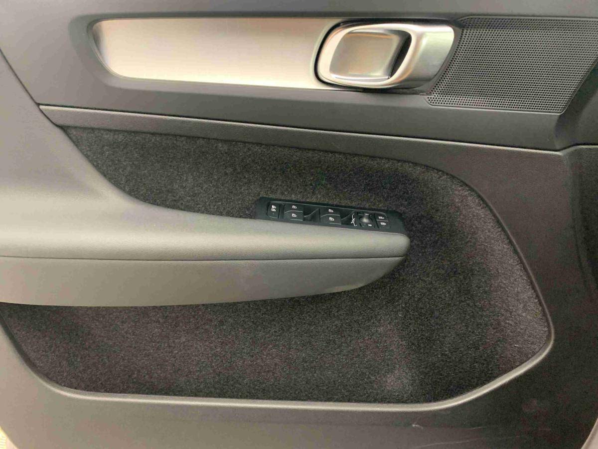 volvo-xc40-2025-gasolina-1969cc