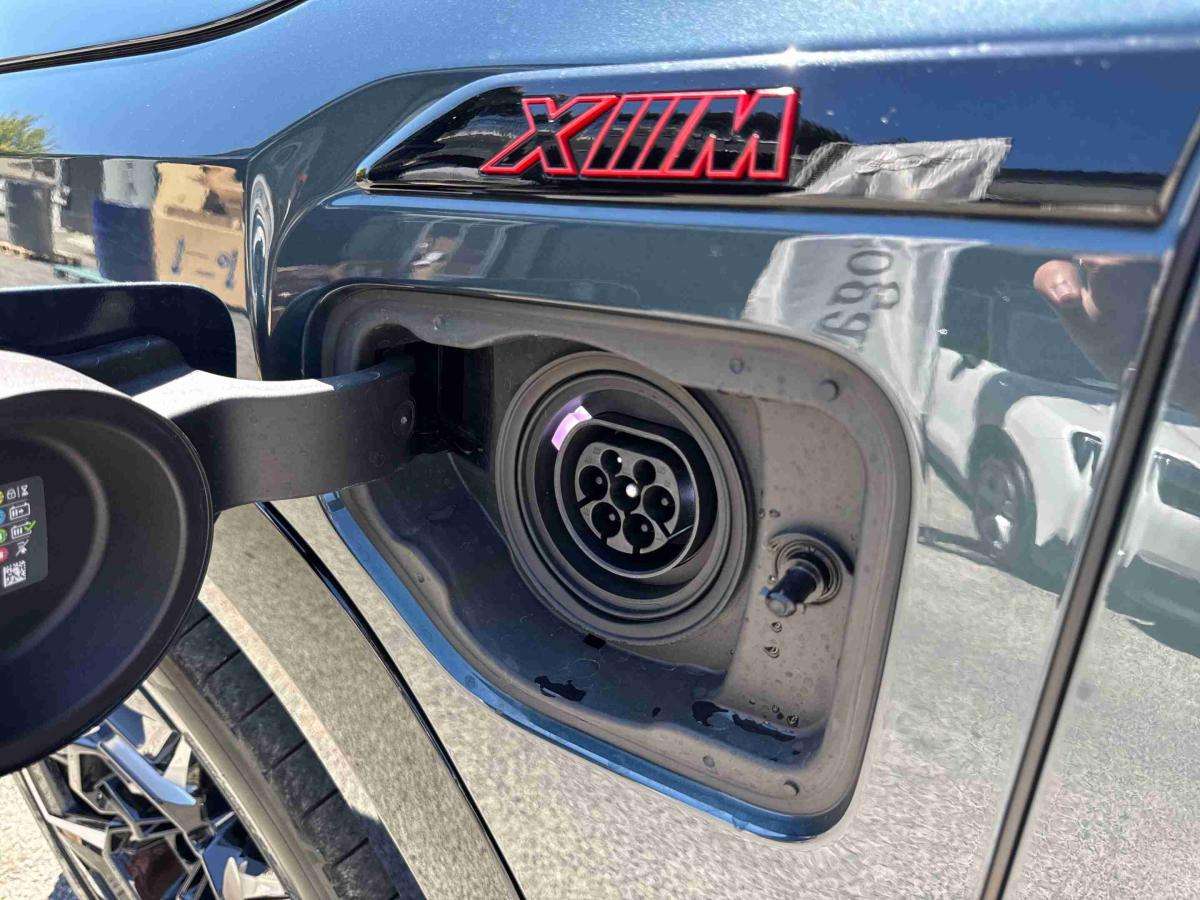 bmw-xm-2025-hibrido-4395cc