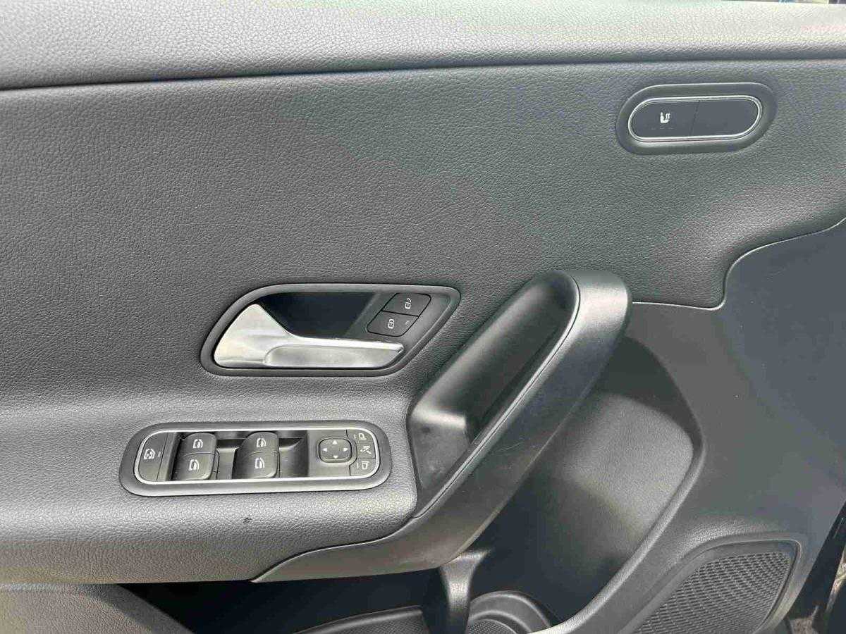 mercedes-benz-200-2025-gasolina-1332cc