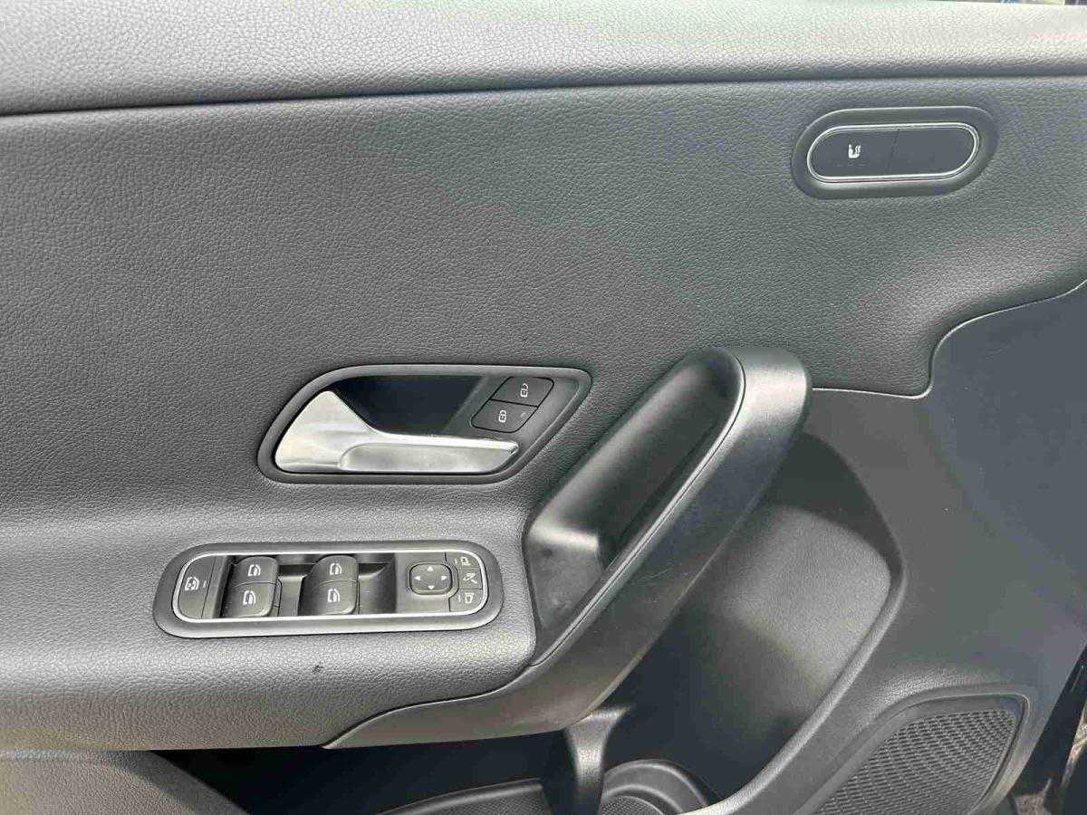 mercedes-benz-200-2025-gasolina-1332cc