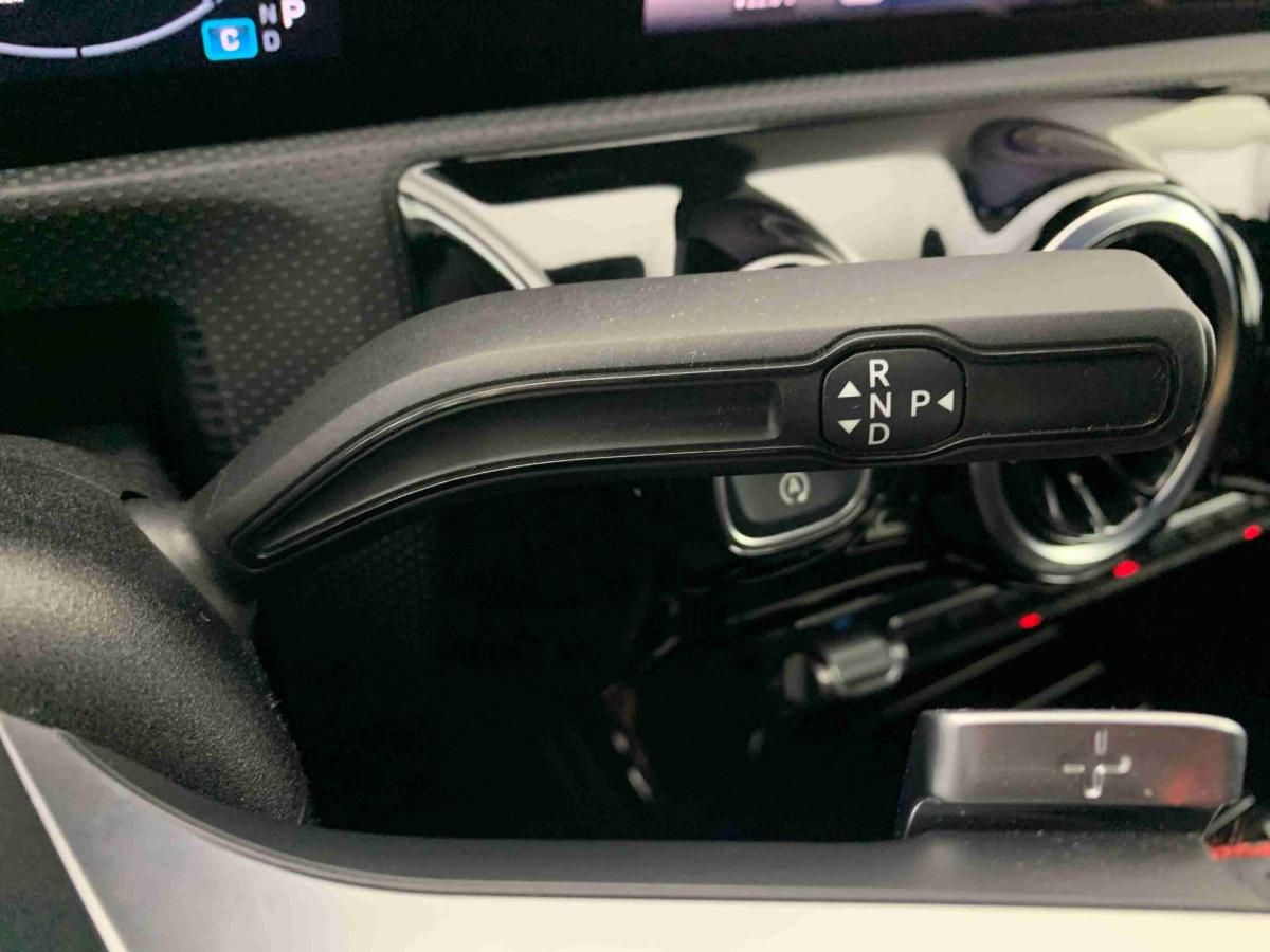 mercedes-benz-200-2025-gasolina-1332cc