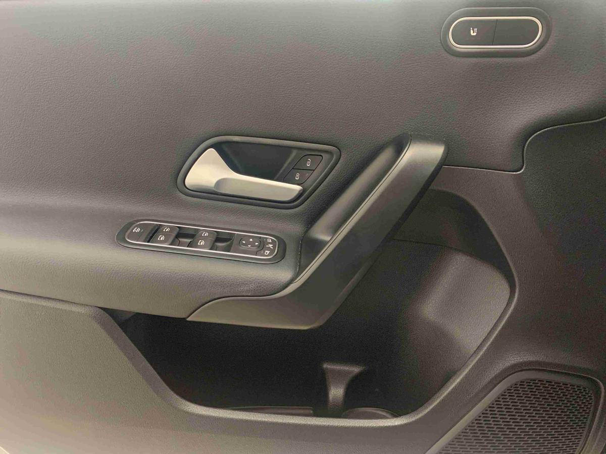 mercedes-benz-200-2025-gasolina-1332cc