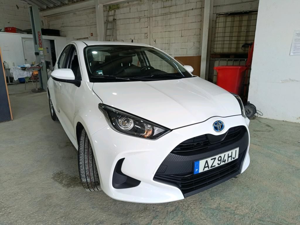 toyota-yaris-2023-hibrido-a-gasolina-1490cc