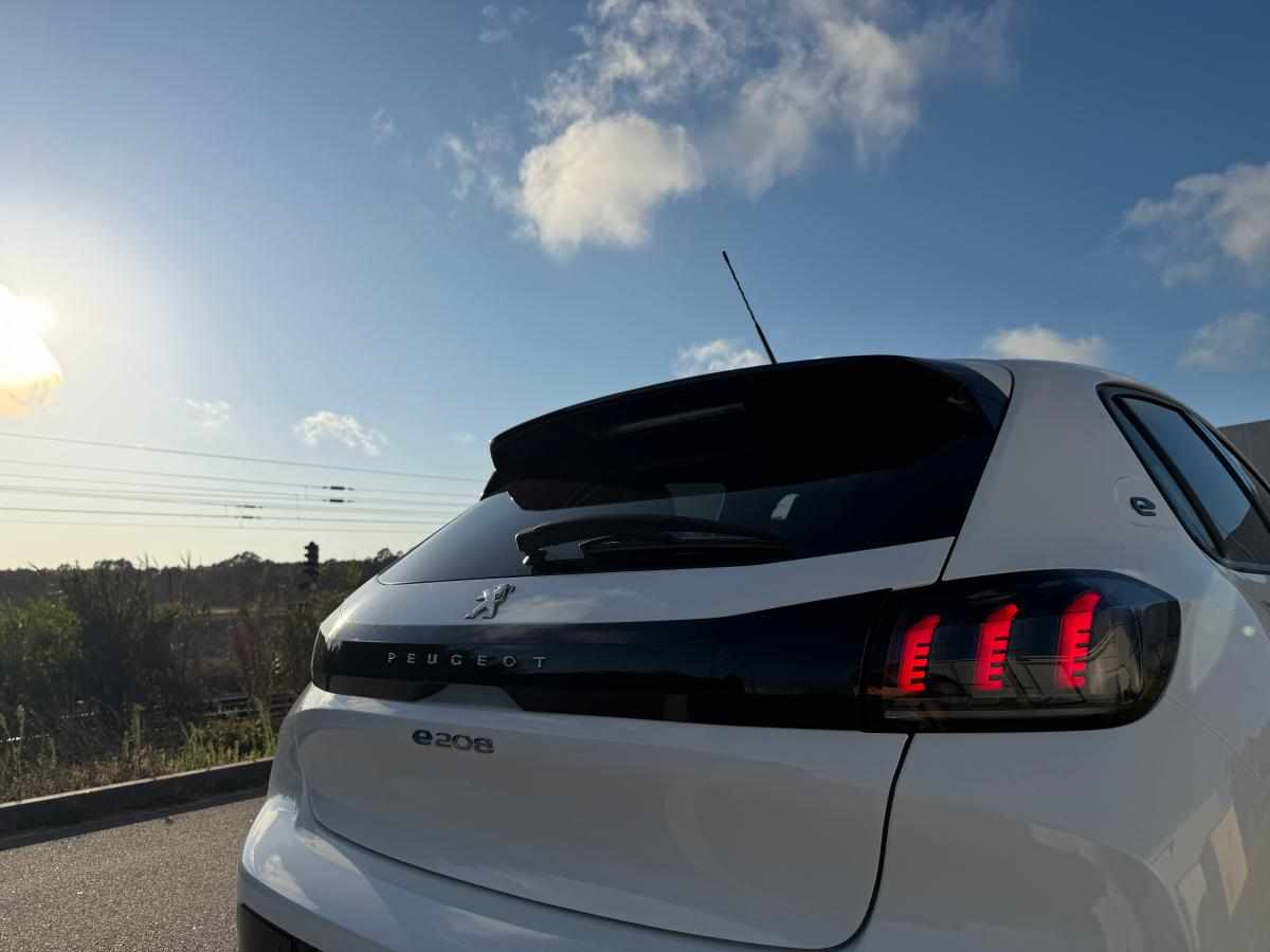 peugeot-e-208-ev-50-kwh-2023-eletrico