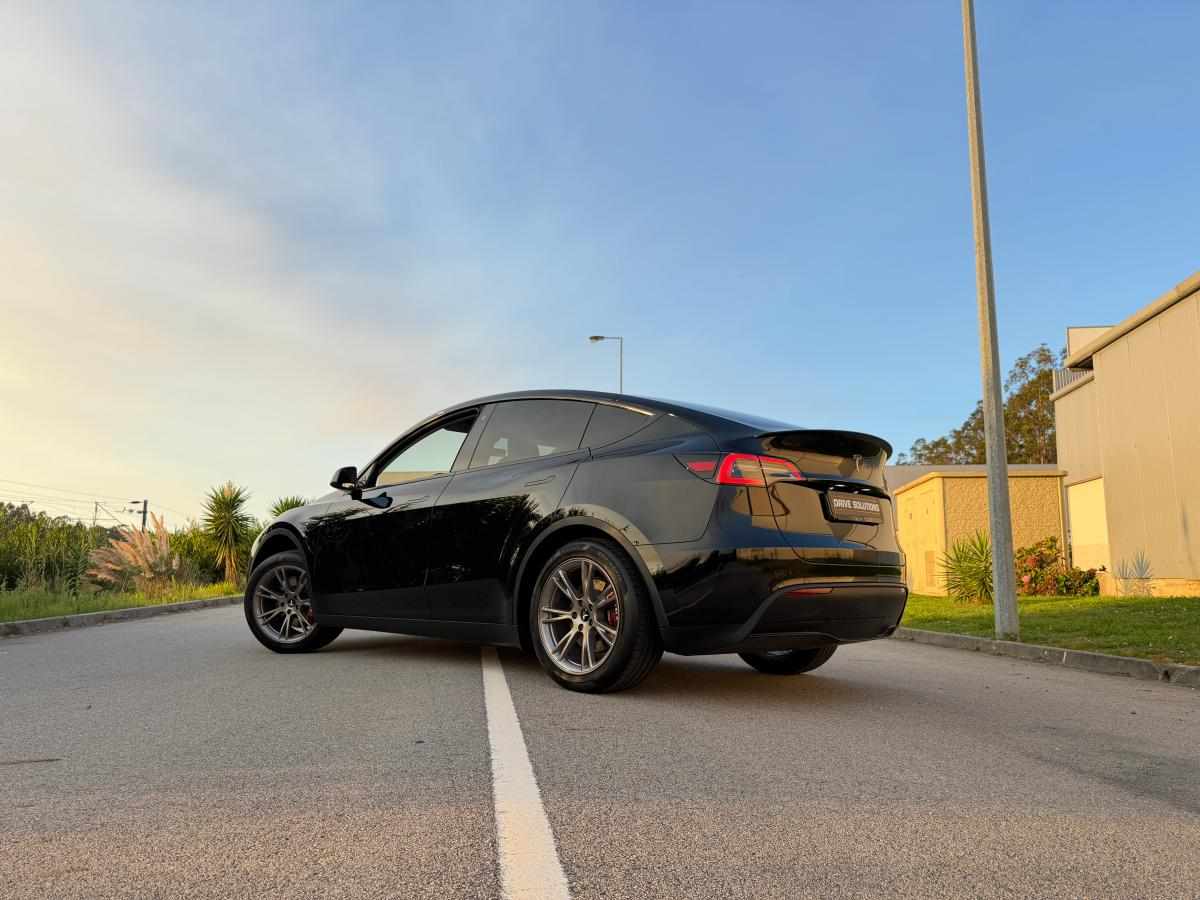 tesla-model-y-standard-range-rwd-2023-eletrico